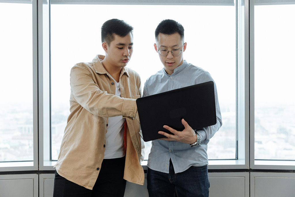 Offshore team members in a professional discussion at the office